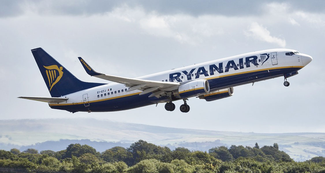 airlines outperform ryanair airplane